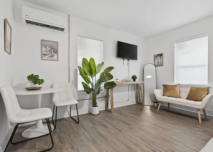 Unit 2 Comfortable Minutes To Beaches And Nas Pensacola