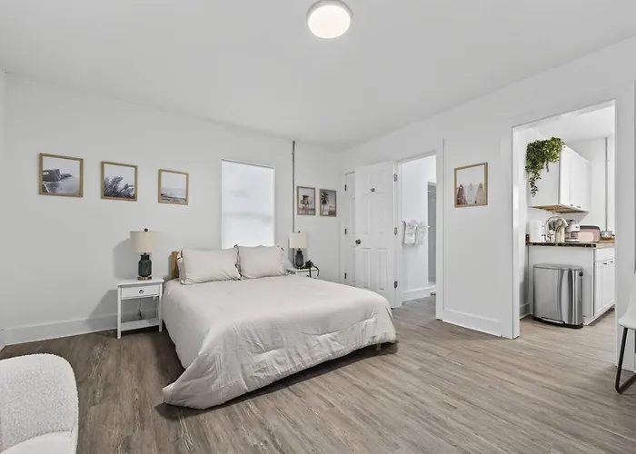 Unit 2 Comfortable Minutes To Beaches And Nas Pensacola