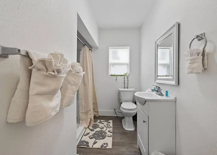 Country house Unit 2 Comfortable Minutes To Beaches And Nas Pensacola