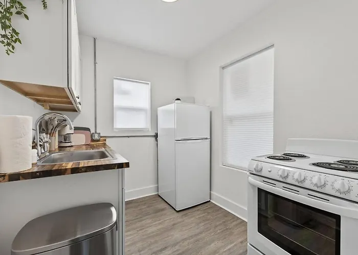 Unit 2 Comfortable Minutes To Beaches And Nas Pensacola